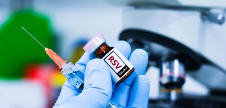 SUS vai aplicar vacina contra o v&iacute;rus da bronquiolite j&aacute; em novembro de 2025 