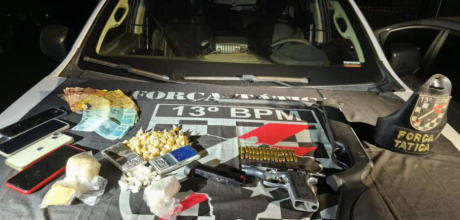 Homem &eacute; preso por tr&aacute;fico de drogas e porte ilegal de arma em Parana&iacute;ba ap&oacute;s den&uacute;ncia
