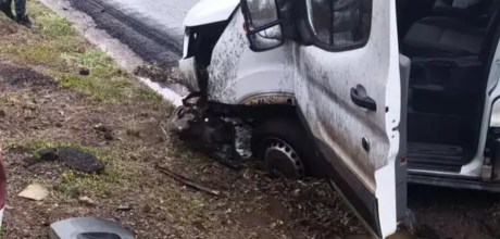 Van aquaplana e capota na BR-163 durante chuva, deixando dois feridos leves
