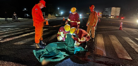 Passageira morre e motociclista fica ferido em colis&atilde;o com carro na BR-163 em Coxim
