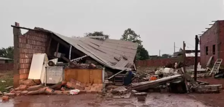 Temporal provoca destelhamentos, queda de &aacute;rvores e falta de energia em Amambai
