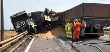 Colis&atilde;o entre carretas deixa um morto e interdita viaduto na BR-163, em Campo Grande
