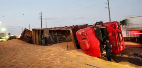 Carreta bitrem tomba na BR-163 e espalha milho no acostamento
