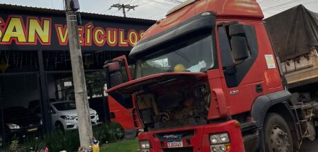 Bombeiros combatem princ&iacute;pio de inc&ecirc;ndio em carreta em Coxim
