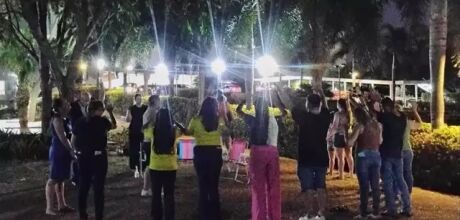 Familiares e amigos fazem vig&iacute;lia na Santa Casa por menina queimada com chap&atilde;o em Coxim