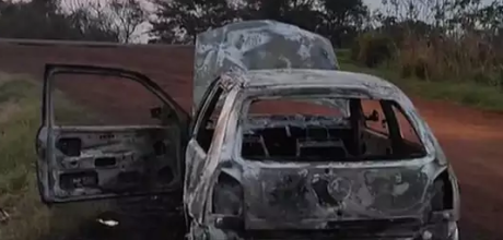 Irm&atilde;os s&atilde;o presos suspeitos de homic&iacute;dio ap&oacute;s corpo carbonizado ser encontrado em carro na BR-163
