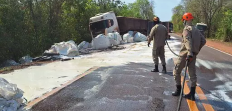Caminh&atilde;o tomba e provoca interdi&ccedil;&atilde;o total da BR-262 pr&oacute;ximo a Taunay, em Aquidauana
