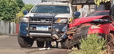 Durante acompanhamento t&aacute;tico a motociclista, viatura do Gtran se envolve em colis&atilde;o com carro