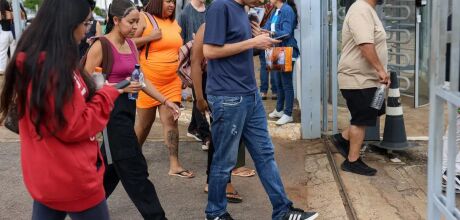 Milh&otilde;es de estudantes em todo o Brasil encaram o primeiro dia do Enem neste domingo 