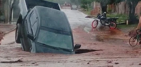 Caminhonete quase &eacute; engolida por buraco aberto pela chuva em Rio Verde de Mato Grosso
