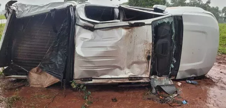 Homem morre e esposa fica ferida ap&oacute;s capotamento de caminhonete na MS-162
