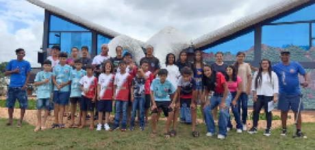 Crian&ccedil;as do Projeto 2 Irm&atilde;os Esporte Clube participam de encontro especial e visitam a decora&ccedil;&atilde;o