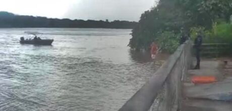 Bombeiros realizam buscas por homem desaparecido no rio Taquari, em Coxim
