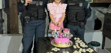 Pol&iacute;cia Militar participa de anivers&aacute;rio de f&atilde; mirim em Alcin&oacute;polis