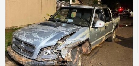 Motorista foge ap&oacute;s colis&atilde;o violenta e deixa duas pessoas gravemente feridas em Coxim               