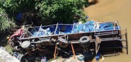 Caminhoneiro morre ap&oacute;s caminh&atilde;o sair da pista e cair em rio na BR-163, entre Sonora e Pedro Gomes