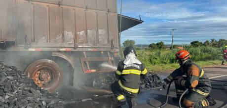 Carreta carregada com carv&atilde;o tem princ&iacute;pio de inc&ecirc;ndio na BR-163, em Coxim
