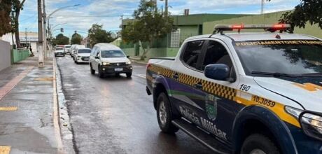 Cortejo re&uacute;ne centenas de ve&iacute;culos na despedida do radialista Sidney Assis em Coxim
