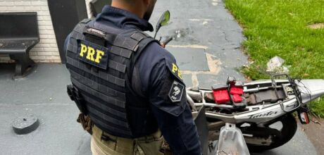 Homem &eacute; preso com 2 kg de coca&iacute;na escondidos no tanque de motocicleta
