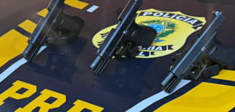 Mulher &eacute; presa com tr&ecirc;s pistolas presas ao corpo em &ocirc;nibus na BR-463
