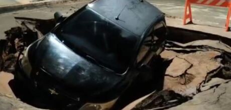 Carro cai em cratera aberta ap&oacute;s forte chuva em Coxim