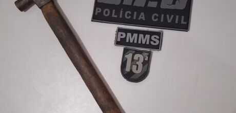 Homem &eacute; preso ap&oacute;s tentar matar a esposa com golpes de martelo na cabe&ccedil;a em frente a filha em MS