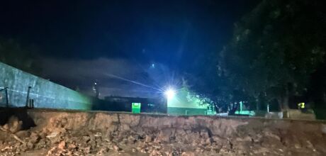 Muro da Escola S&iacute;lvio Ferreira desaba em Coxim