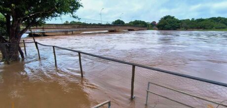 Coxim em colapso h&iacute;drico: chuvas hist&oacute;ricas transformam ruas em rios 