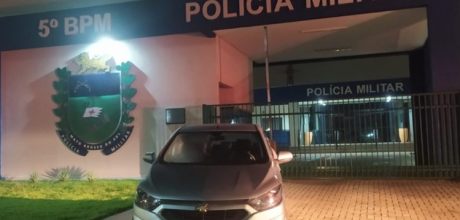 Homem &eacute; preso ap&oacute;s tentativa de homic&iacute;dio; PM apreende submetralhadora e recupera carro roubado 