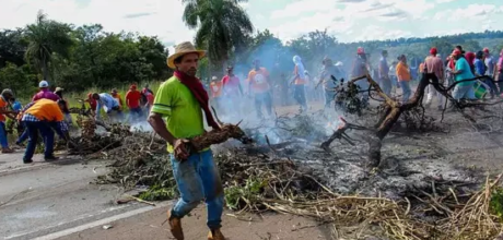 Sem-terra liberam BR-163 ap&oacute;s 6 horas de bloqueio e promessa de vinda do presidente do Incra
