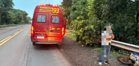 Passageira morre ap&oacute;s caminhonete atingir motocicleta e v&iacute;tima cair em ribanceira na BR-262
