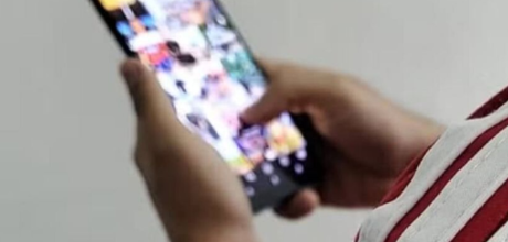 Mulher leva celular para conserto e descobre que t&eacute;cnico compartilhou v&iacute;deo &iacute;ntimo