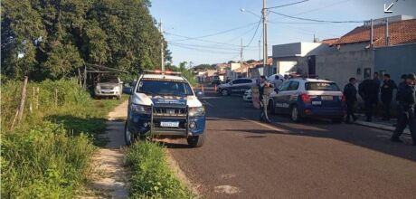  MADRUGADA DE GUERRA EM COXIM: TR&Ecirc;S MORTOS, BASE CRIMINOSA DESCOBERTA E ARSENAL APREENDIDO          