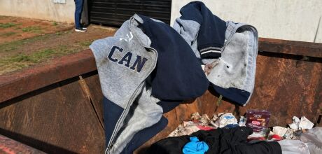 Beb&ecirc; encontrado em lixeira ainda tinha cord&atilde;o umbilical e morreu horas antes em MS