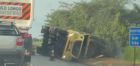 Motorista tenta desviar de acidente e tomba carreta &agrave;s margens da BR-163 em Bandeirantes
