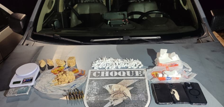 Pol&iacute;cia Militar apreende drogas e muni&ccedil;&otilde;es e prende casal por tr&aacute;fico em Coxim
