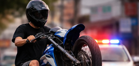 Motociclista &eacute; detido ap&oacute;s ser flagrado empinando motocicleta no centro de S&atilde;o Gabriel do Oeste
