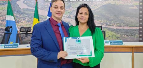 Glenda Melo &eacute; homenageada com Mo&ccedil;&atilde;o de Congratula&ccedil;&atilde;o da C&acirc;mara de Coxim 