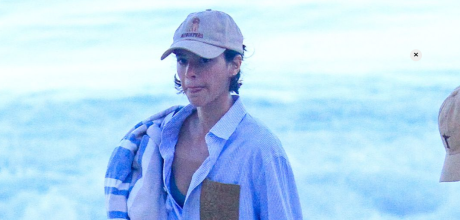Bruna Marquezine curte dia de praia com amigos
