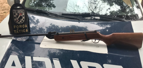 Homem &eacute; preso pela PM por amea&ccedil;a e porte de arma ilegal em Coxim
