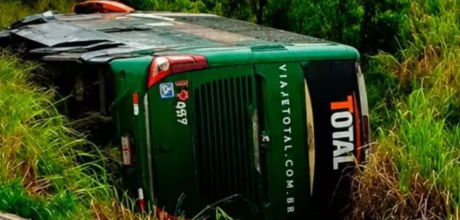 Colis&atilde;o entre carro e &ocirc;nibus na BR-060 deixa um morto e oito feridos em Camapu&atilde;
