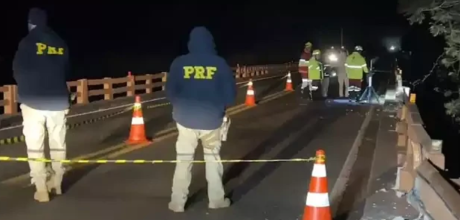 Caminh&atilde;o cai no Rio Vacaria ap&oacute;s romper prote&ccedil;&atilde;o de ponte na BR-163 em Rio Brilhante
