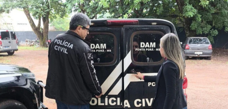 Homem &eacute; preso ap&oacute;s invadir delegacia para intimidar v&iacute;tima que denunciava amea&ccedil;as
