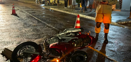 Colis&atilde;o entre motocicleta e bicicleta el&eacute;trica deixa homem ferido no Senhor Divino, em Coxim
