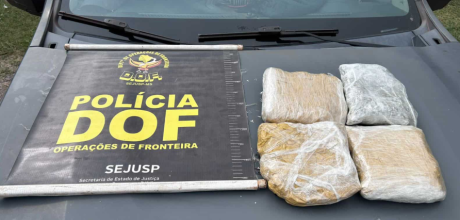 Mulher &eacute; presa com skunk em carro de aplicativo durante bloqueio do DOF em Corumb&aacute;
