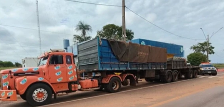 PRF apreende pneus importados escondidos em carga de usados durante abordagem na BR-262
