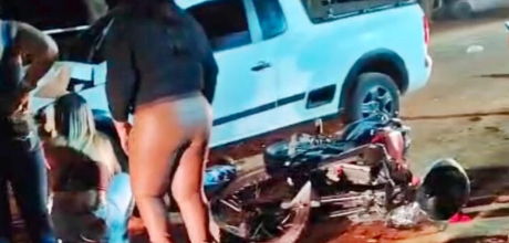 Colis&atilde;o entre moto e Saveiro deixa dois jovens feridos em estrada de acesso ao CTG em Coxim
