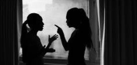 "Wollying": entenda o termo em ingl&ecirc;s que define viol&ecirc;ncia emocional e ataques entre mulheres