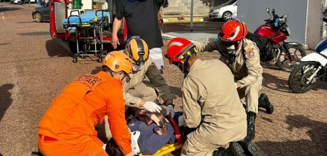Motociclista fica ferida ap&oacute;s abelha entrar em capacete e causar acidente no Centro de Coxim