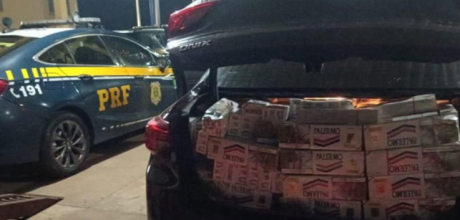 PRF apreende ve&iacute;culo carregado com cigarros contrabandeados ap&oacute;s persegui&ccedil;&atilde;o na BR-267
